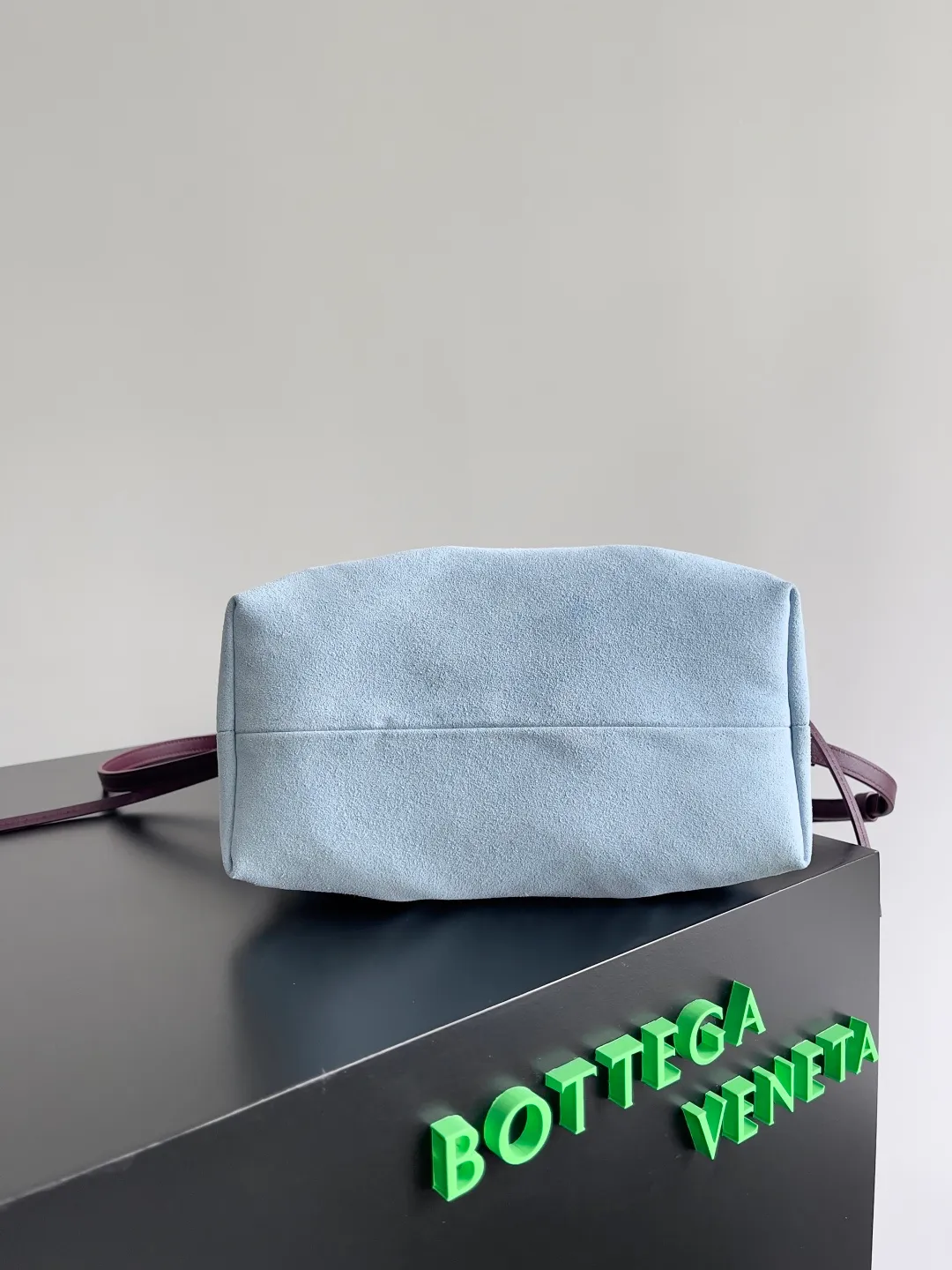 Batch 1660 BOTTEGA VENETA 2025 new product pinacoteca has super soft leather, and the weaving function, practicality and relaxed fashion sense have not fallen behind❤️‍🔥Amway has given sisters a must-have bag when going out. The size of the bag also accurately meets the commuting needs of urban beauties. It can accommodate mobile phones, keys, lipstick, powder, sunscreen, shopping bags...all of it! ! ! 🔥The capacity should not be underestimated~ It does not choose people, clothes, or occasions. With its majestic curved outline, exquisite woven texture, delicate edges and rounded handles, this woven vegetable basket bag truly achieves the goal of "dressing up and being fashionable without getting in the way"~ Are you interested in Jimei? Style number: 819004 Size: 24*15*12cm